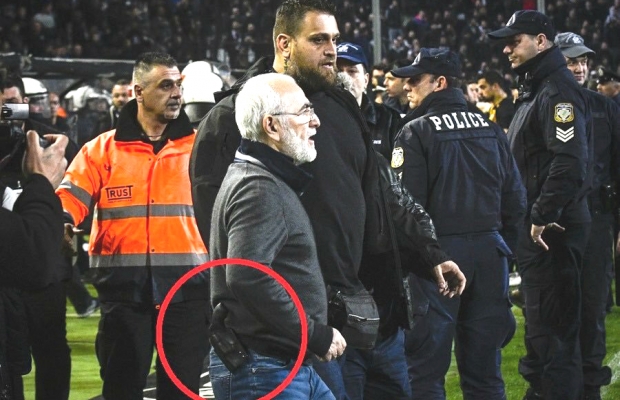 Скандал в чемпионате Греции: Президент ПАОКа Иван Саввиди сорвал матч с АЕКом, выбежав на поле с пистолетом